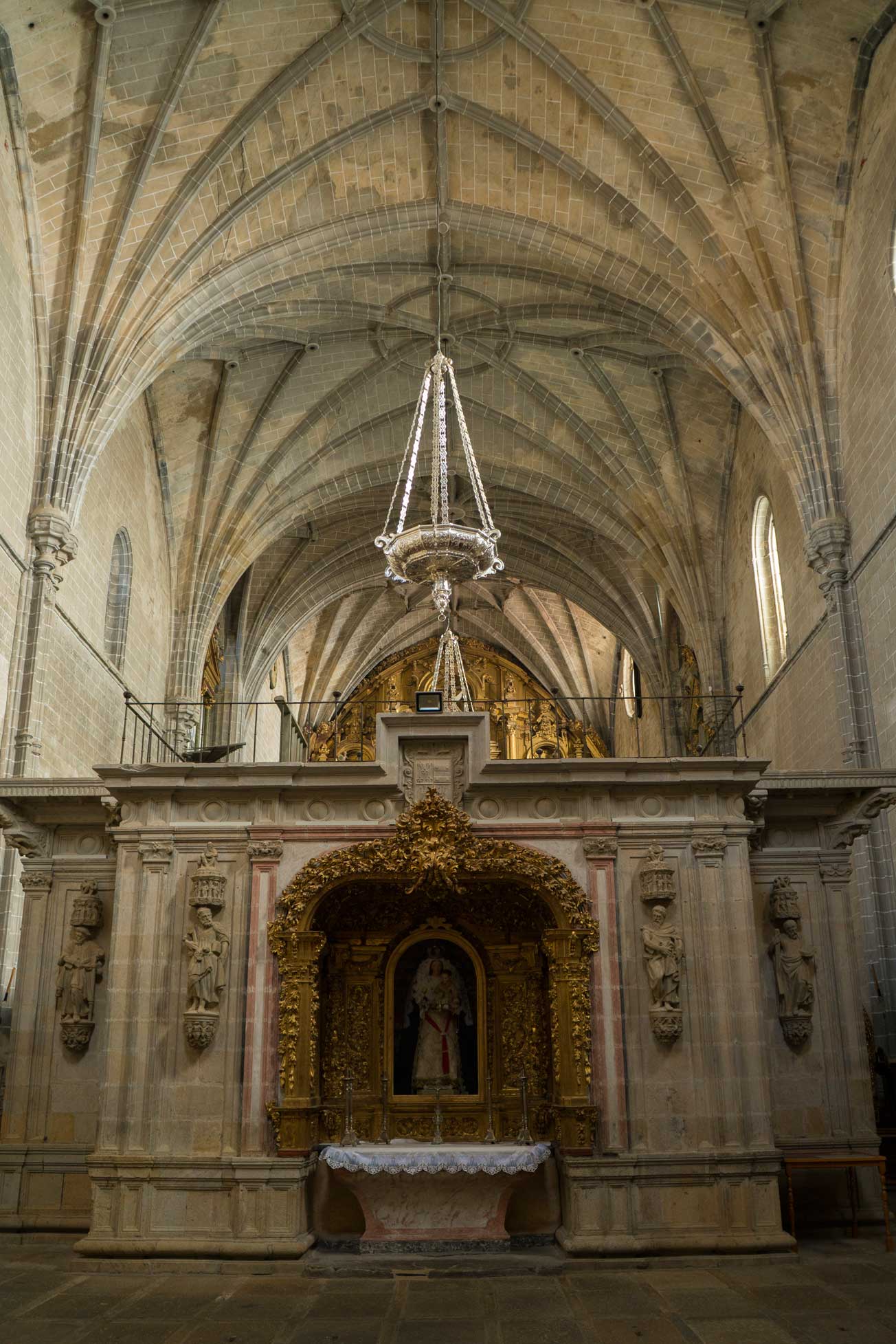 Transcoro with altarpiece of the Virgen del Rosario